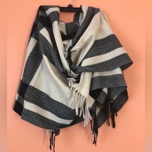 🪷NEW🪷The Cozy Shawl Kendall & James